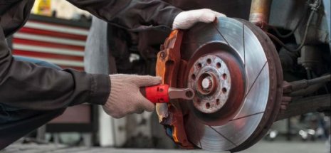 ¿Cómo funciona el sistema de frenos de tu coche? En este post te explicaremos cómo funciona el sistema de frenos de un vehículo y cómo llevar a cabo un mantenimiento preventivo para evitar sustos en la carretera.